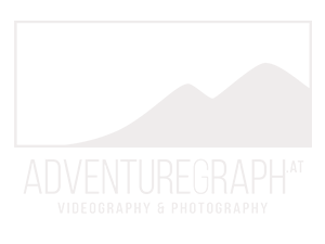 Logo von AdventureGraph.at untertitelt Fotografie und Videografie.