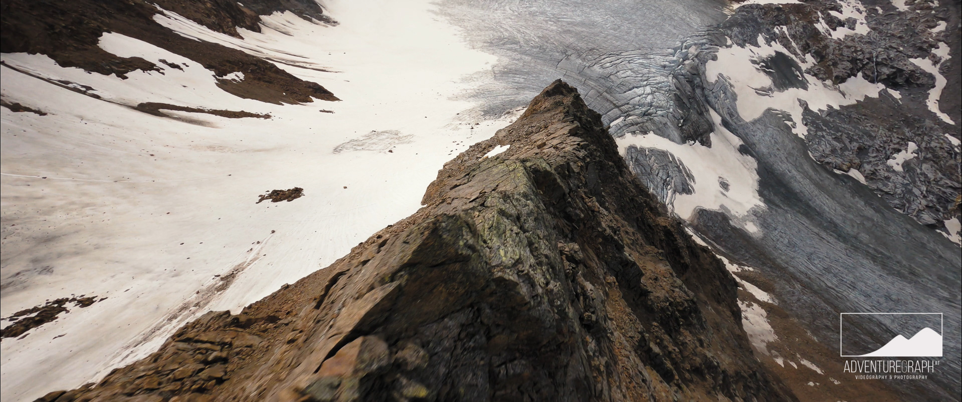 Ein Foto des Gletschers in der Berglandschaft aufgenommen von einer Drohne.